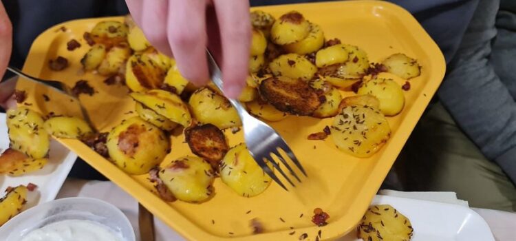 Kartoffelscheibenessen